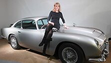 &Scaron;vedų aktorė Britt Ekland prie &bdquo;Aston Martin DB5&ldquo;, kuris buvo naudojamas 1964 m. Džeimso Bondo filme &bdquo;Auksapir&scaron;tis&ldquo;
