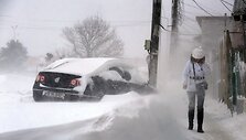 Moteris &scaron;alia užpustyto automobilio
