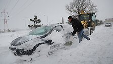 I&scaron; sniego pusnies baigiamas i&scaron;vaduoti automobilis