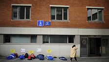 Protestuojantys bedarbiai vyrai miegojo lauke