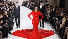 Modelis įspūdinga raudona suknele