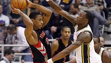 DeMar DeRozan (kairėje) ie&scaron;ko kam perduoti kamuolį.