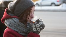 Vie&scaron;ojo transporto kontrolieriai vai&scaron;ino vilniečius nemokama kar&scaron;ta arbata.