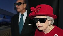 Didžiosios Britanijos karalienė Elizabeth II ir Edinburgo hercogas Philippe'as 3D kine