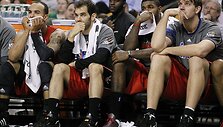 Jerrydas Baylessas, Jose Calderonas, Amiras Johnsonas ir Aaronas Gray žiūri besibaigiančias rungtynes