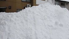 Nuo namo stogo valomas sniegas