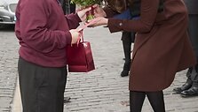 A&scaron;tuonerių metų berniukas įteikė rožių Kembridžo hercogienei Catherine.