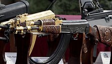 Auksu papuo&scaron;ti AK-47 &scaron;autuvai
