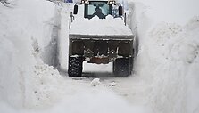 Rumunijoje valomas apsnigtas kelias