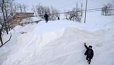 Vyras &scaron;alia didžiulės pusnies