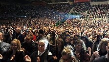 Į filmo &bdquo;Kraujo ir medaus žemėje&ldquo; premjerą susirinkę žmonės.
