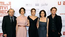 Angelina Jolie (centre) su aktoriais: (i&scaron; kairės) Radeas Serbedzija, Žana Marjanovič, Vanessa Glodjo, Goranas Kostičius
