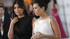 Kim (kairėje) ir Kourtney Kardashian