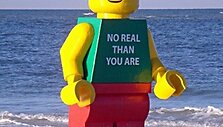 Giganti&scaron;kas &bdquo;Lego&ldquo; žmogeliukas 
