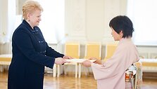 Lietuvos prezidentė Dalia Grybauskaitė ir Japonijos ambasadorė Kazuko Shiraishi