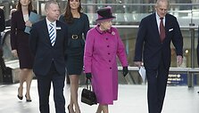 Catherine (trečia i&scaron; kairės), Elizabeth II ir princas Philipas (de&scaron;inėje)