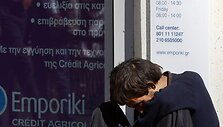 Bedarbis vyras Graikijoje pra&scaron;o i&scaron;maldos