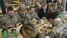 Vokietijos kanclerė Angela Merkel pietavo su kariais Afganistane