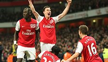 Laurentas Koscielny (centre) džiaugiasi su kolegomis antruoju komandos įvarčiu.