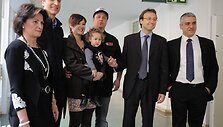 Alaitz Corominas kartu su tėvais ir medikų komanda