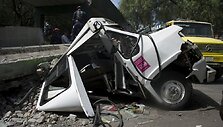 Per žemės drebėjimą nugriuvusi tilto dalis sutrai&scaron;kė autobusiuką.