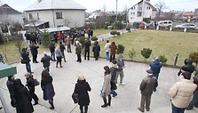 Prie Kedžių namo susirinkę žmonės