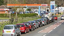 Automobilių eilės prie degalinės