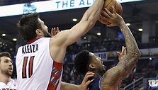 Linas Kleiza sutrugdė Wilsonui Chandleriui mesti į krep&scaron;į.