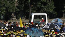 Havanoje popiežiui žmonės mojavo skėčiais su erotikos atributika