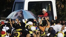 Havanoje popiežiui žmonės mojavo skėčiais su erotikos atributika