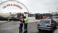Policininkas prie įvažiavimo į turgų