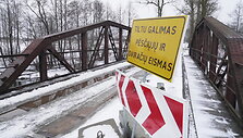 uzdarytu-avarines-bukles-tiltu-per-vokes-upe-toliau-rieda-automobiliai