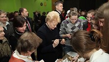 Dalia Grybauskaitė su Onu&scaron;kio miestelio bendruomene