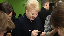 Dalia Grybauskaitė dažo kiau&scaron;inį.