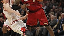 Omeras Asikas ir LeBronas Jamesas