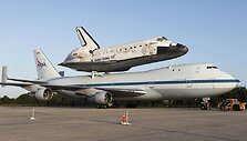 &bdquo;Discovery&ldquo; erdvėlaivis ant &bdquo;NASA 747&ldquo; lėktuvo