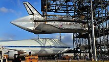 Ruo&scaron;iamasi prie &bdquo;NASA 747&ldquo; lėktuvo pritvirtinti &bdquo;Discovery&ldquo; erdvėlaivį.