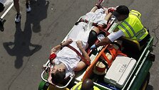 Medikai i&scaron;vežė nualpusi Bostono maratono dalyvį.