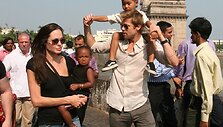 Bradas Pittas ir Angelina Jolie su vaikais Indijoje (2006 m.)