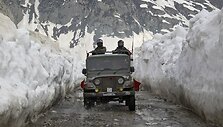Indijos armijos kariai pirmieji i&scaron;bandė Ka&scaron;myre atidarytą kelią.