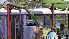 Sprogimo apgadinta stotelė ir tramvajus