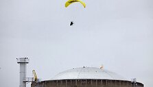 &bdquo;Greenpeace&ldquo; aktyvistas vir&scaron; atominės elektrinės