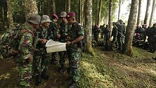 Indonezijos kariai žiūri žemėlapyje kaip nueiti iki nelaimės vietos