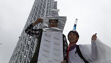 &bdquo;Tokyo Skytree&ldquo; bok&scaron;tą vaizduojanti pora 
