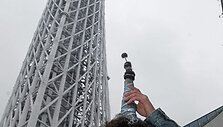 Vyras prie &bdquo;Tokyo Skytree&ldquo; bok&scaron;to.