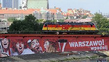 Vokietijos vėliavos spalvomis nudažytas lokomotyvas