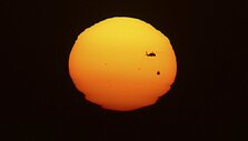 Prie&scaron; Saule matomas sraigtasparnis ir Veneros planeta