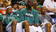 Bostono &bdquo;Celtics&ldquo; krep&scaron;ininkai Paulas Pierce'as, Kevinas Garnettas ir Ray Allenas