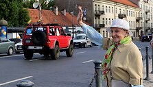 Moteris i&scaron;lydi dalyvius į Baltijos kelią