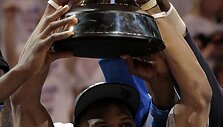 Russellas Westbrookas i&scaron;kėlęs laiko NBA Vakarų konferencijos trofėjų